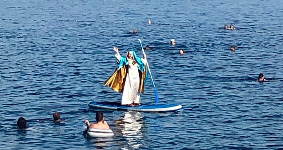 Smiješno ili bizarno? Gospa na SUP dasci uplovila na plažu