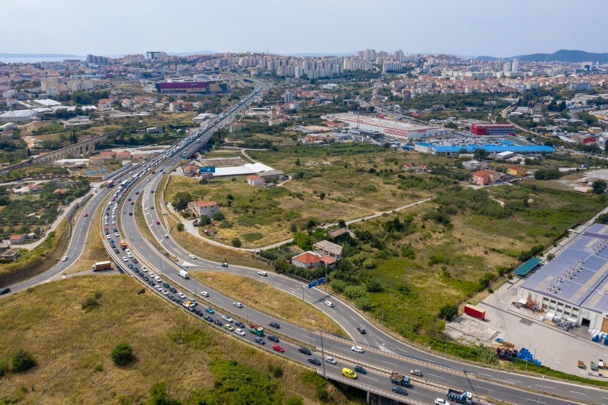 HAK upozorava: Pješak na autocesti, gužve prema moru