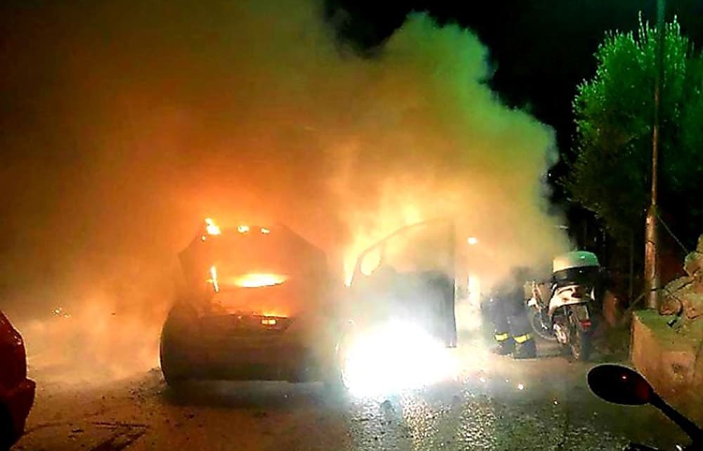 Na Hvaru planuo automobil: Pogledajte borbu vatrogasaca s vatrenom buktinjom