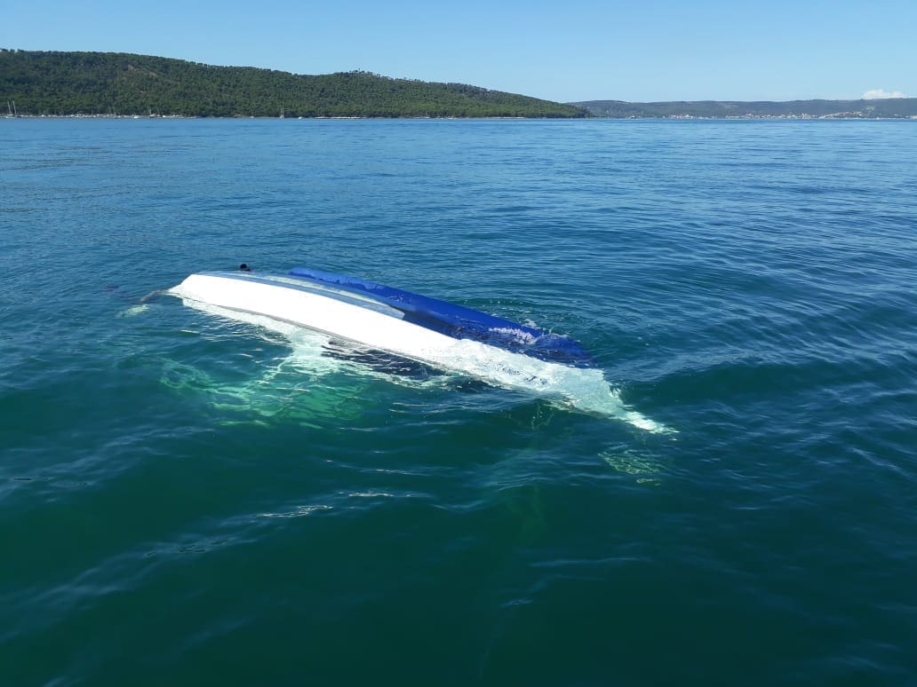 Čitatelj upozorio: Nasred Kaštelanskog zaljeva pluta brodica