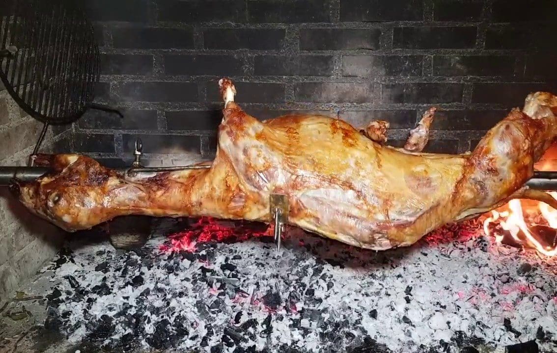 Usidrili jedrilicu, pa na plaži odlučili zavrtiti janje – Intervenirala i policija