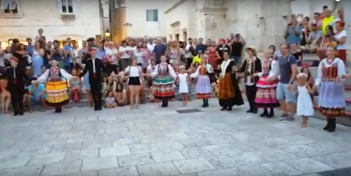 ODUŠEVILI PERISTIL: KUD Jedinstvo i gosti iz Poljske "rasturilI" nastupom pa potaknuli mnoštvo na ples