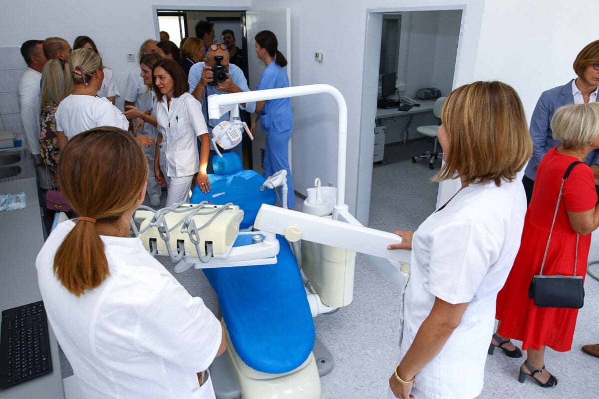 Komora medicinskih sestara osuđuje napad prosvjednika na tim Hitne pomoći