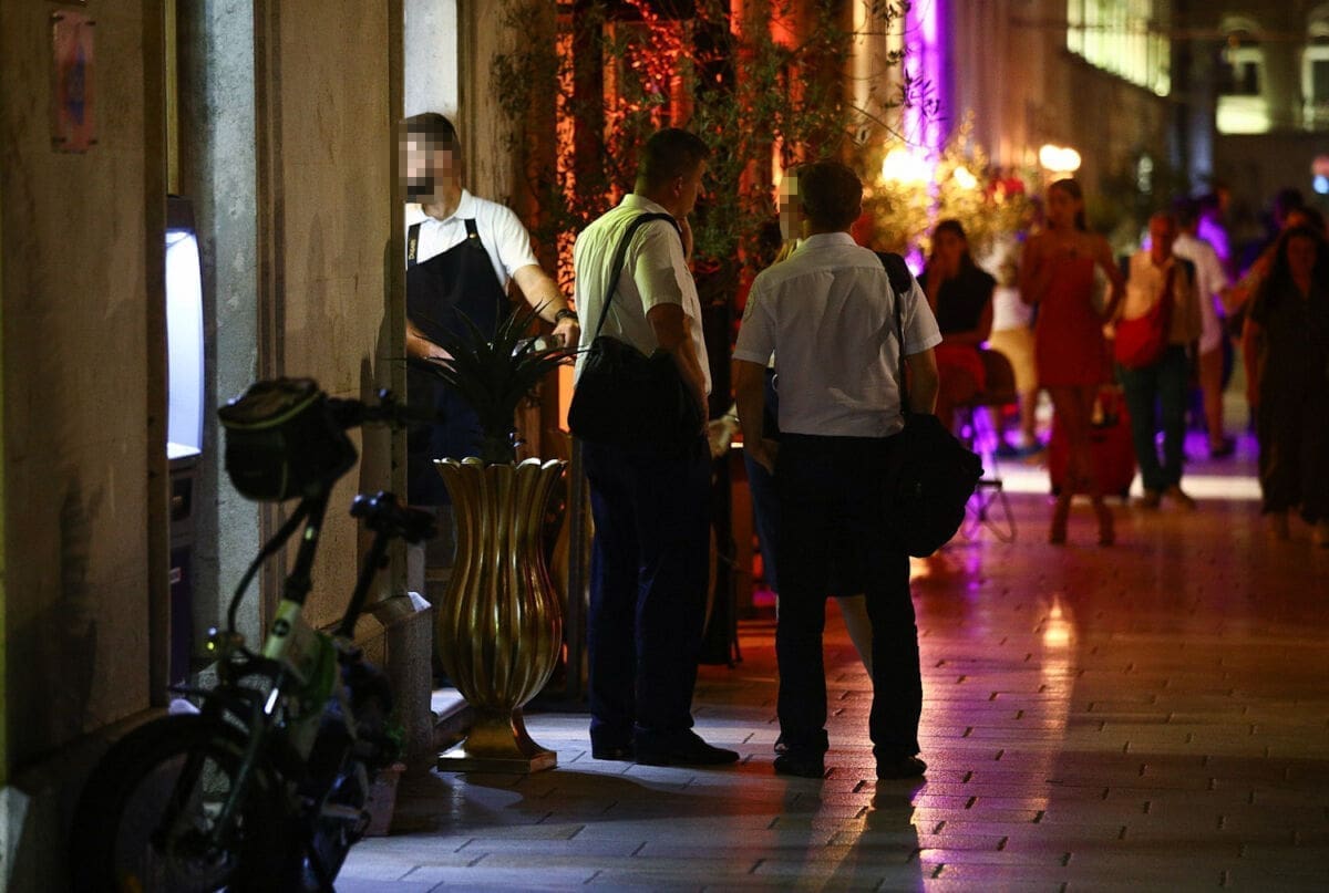 KOMUNALCI U NOĆI Gradske službe uvodile red na štekatima na Rivi