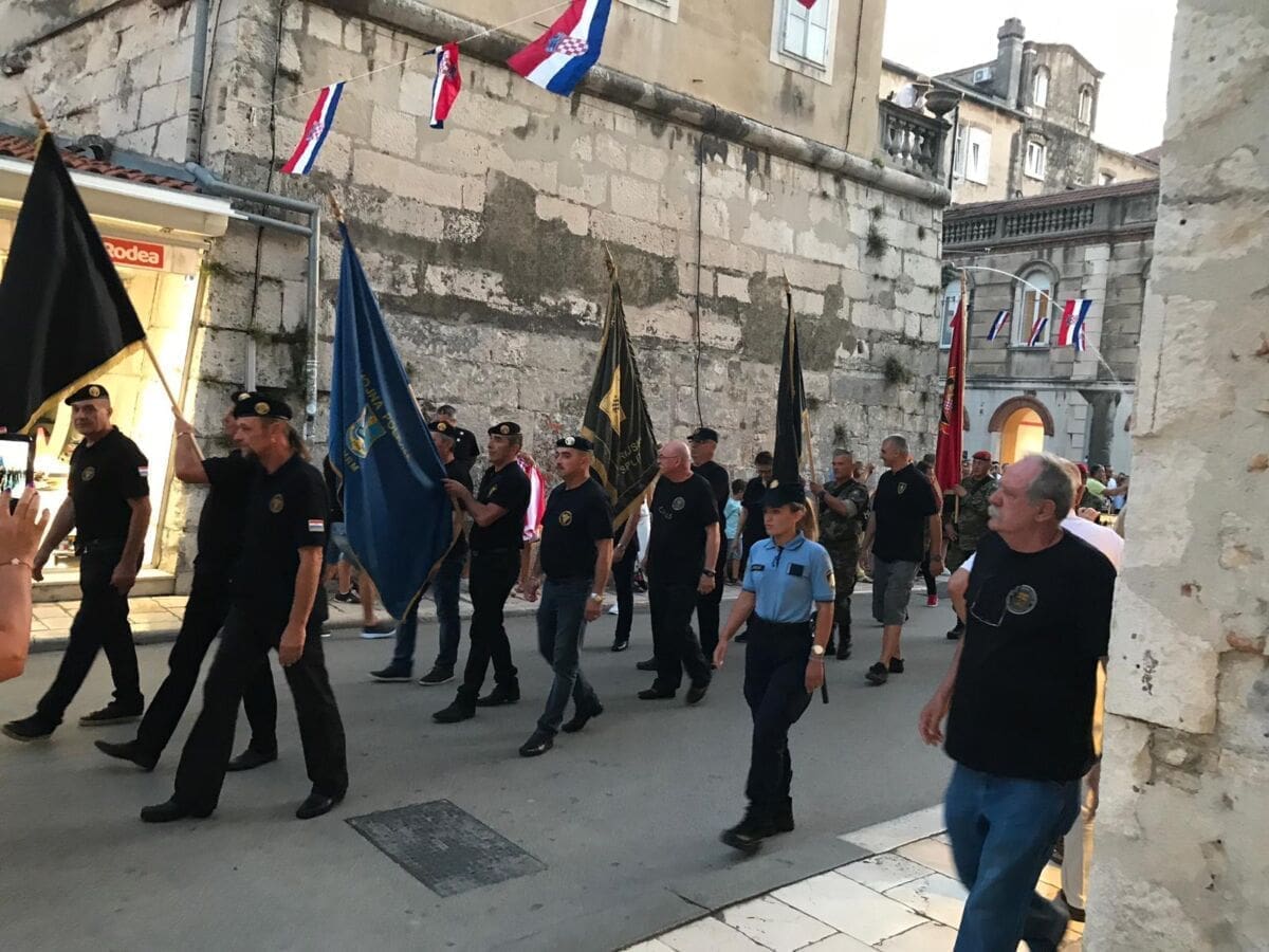 Pogledajte kako je izgledao mimohod hrvatskih branitelja s ratnim zastavama preko Marmonotve