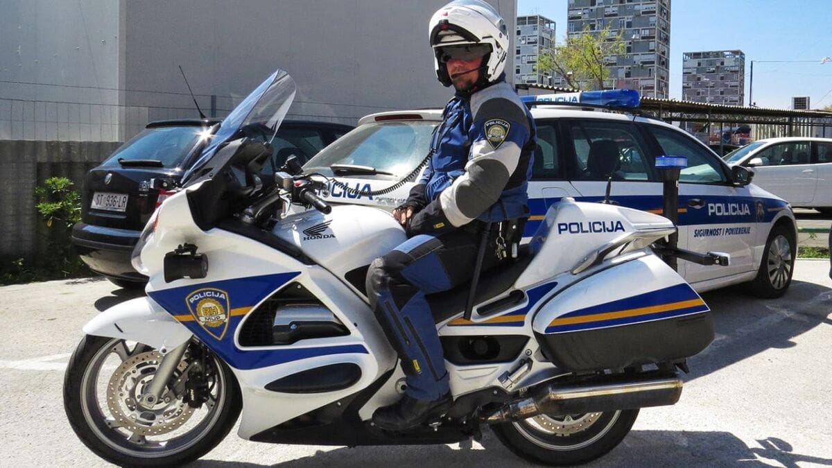 DVIJE PROMETNE U POLA SATA NA ISTOME MJESTU ZBOG ISTOG UZROKA Proklizali motociklom, zadobili teže ozljede