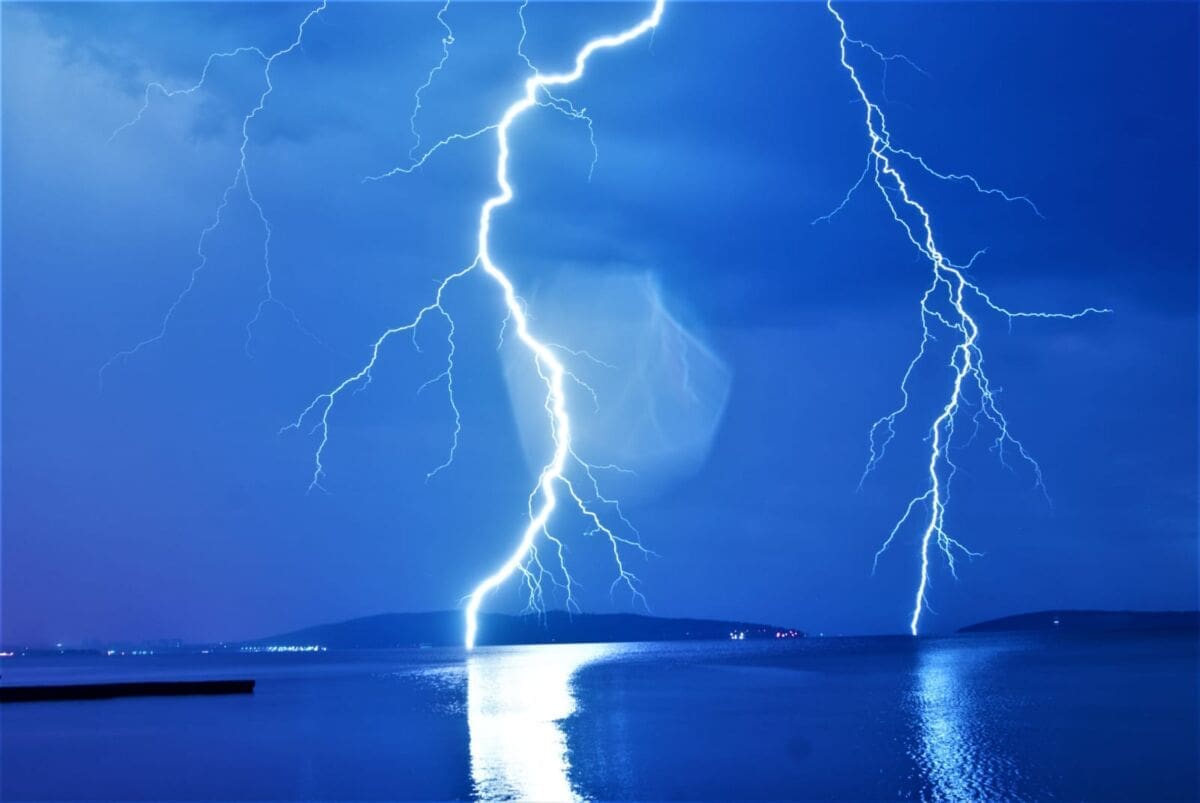 Snimao ranojutarnje nevrijeme iznad Kaštela, pa "uhvatio" bliski udar munje