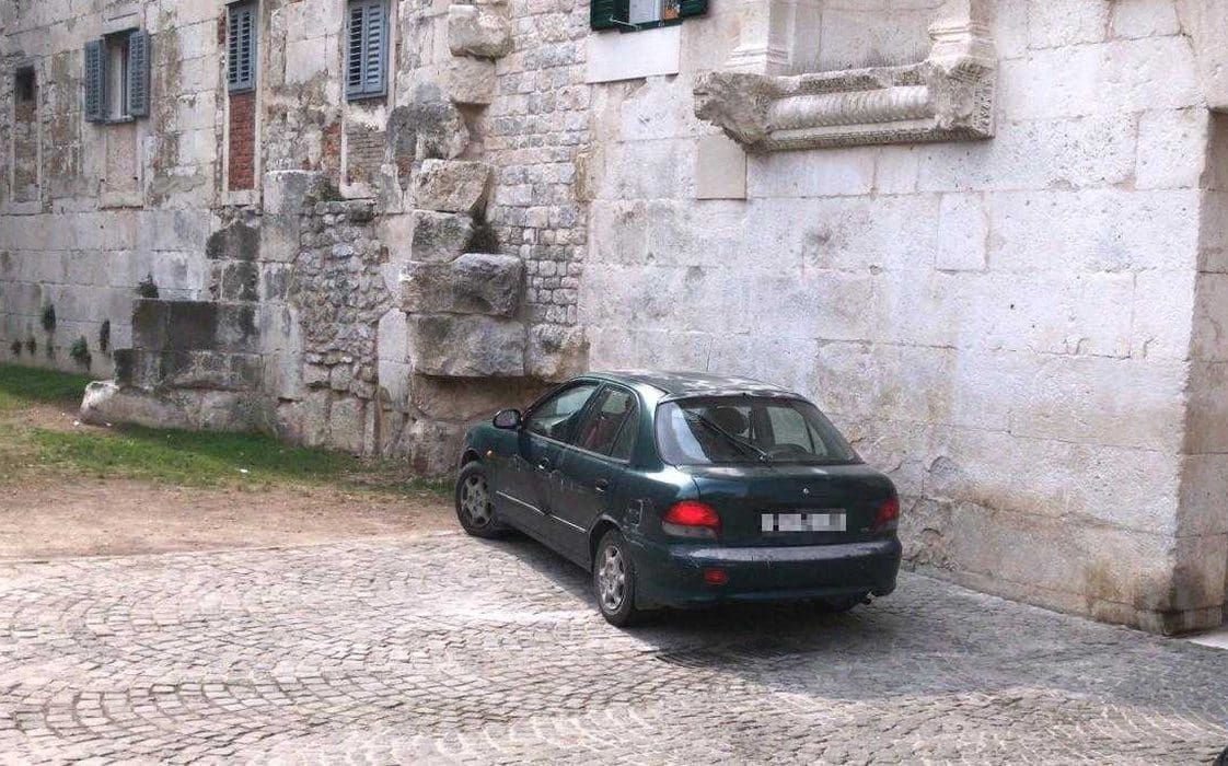 BESPLATAN PARKING 'POD GRGUROM' Maestralno ga je parkirao i odšetao