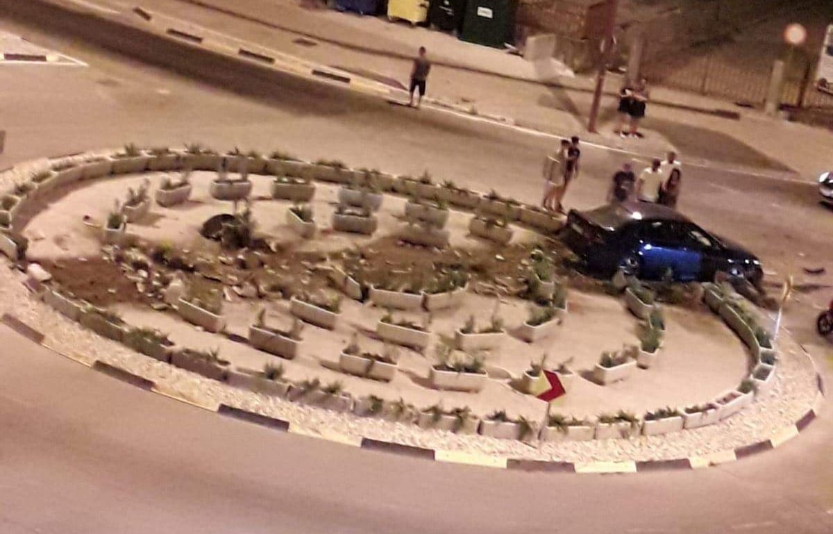 NOV, A VEĆ GA UNIŠTIO Hondom uletio u kružni tok