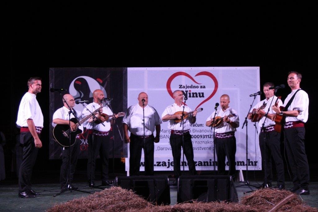U Pridvorju održan folklorni nastup i koncert klapske pjesme “Plešemo za Ninu”