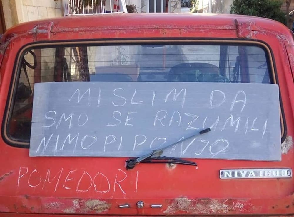 HIT FOTOGRAFIJA S VISA Lada Niva urnebesan natpis skriva: "Nimopiponjo pomedori!"