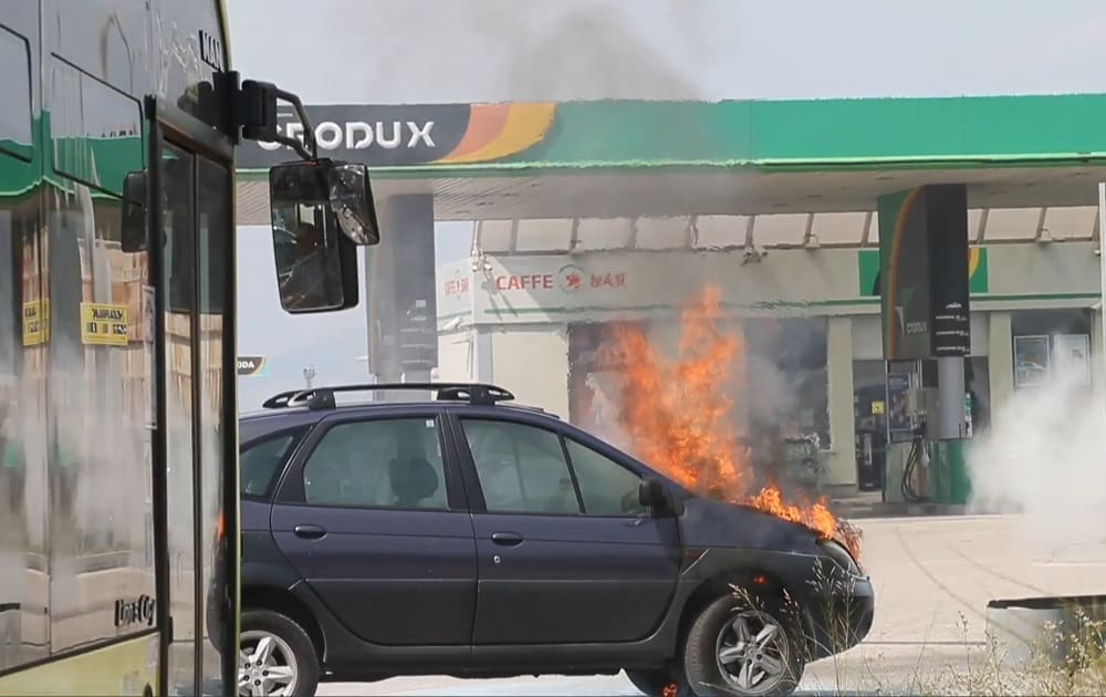 IZBJEGNUTA KATASTROFA Renault se zapalio na ulazu na benzinsku