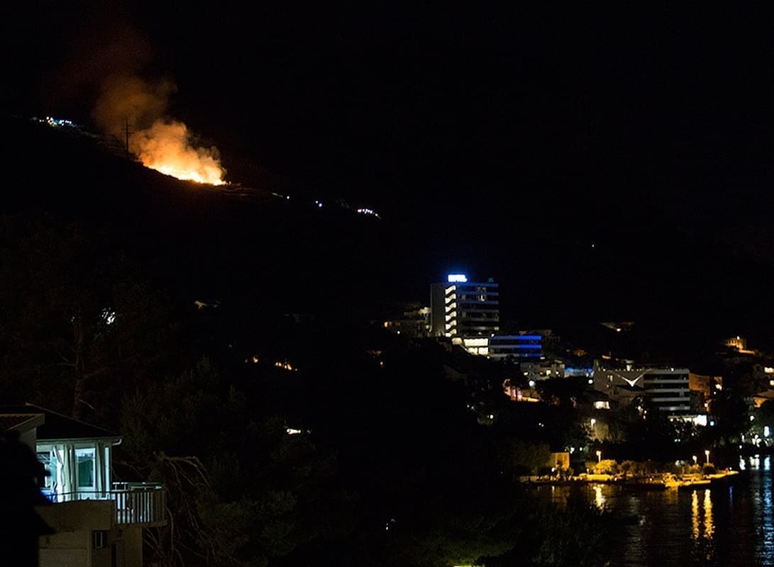 POŽAR IZNAD DUĆA Vatru gase vatrogasci DVD-ova Omiš i Dalmacija iz Dugog Rata
