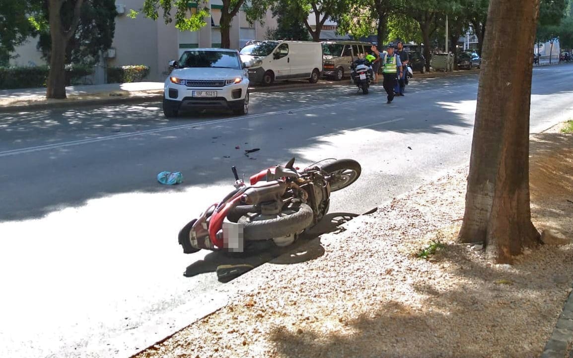 SUDAR U DUBROVAČKOJ Sudarili se motocikl i osobno vozilo, motociklist zadobio ozbiljne ozljede