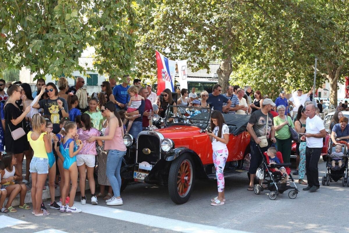 OLDTIMERI U SOLINU Održani 12. Solinski međunarodni oldtimer susreti