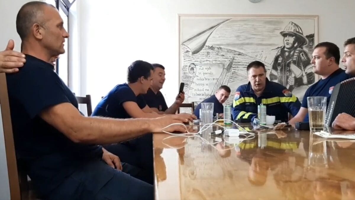 Zadarski vatrogasci prvo ugasili požar koji je zaprijetio brzoj cesti, pa nakon uspješno obavljenog posla - zapjevali