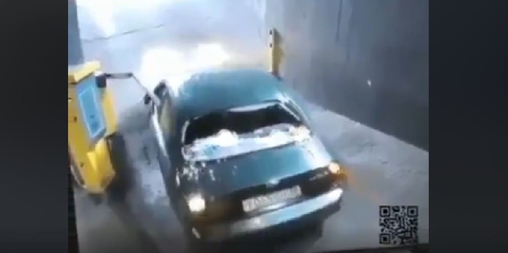 NEVJEROJATNI KADROVI Vozač neuspješno pokušavao izići s parkirališta, rampa doslovno uništila automobil!