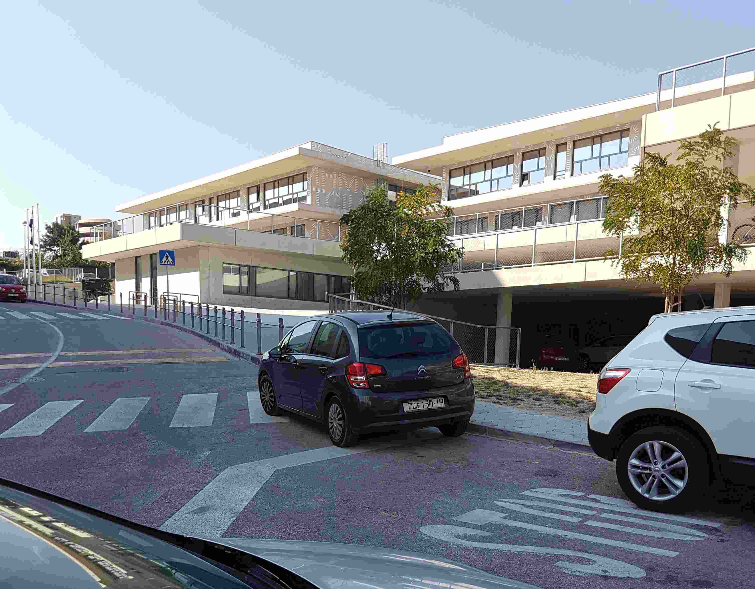 REDOVITO SE PARKIRA NA PJEŠAČKI PRED ŠKOLOM "Nitko mi ništa ne može, j*** mi se za drugu djecu"