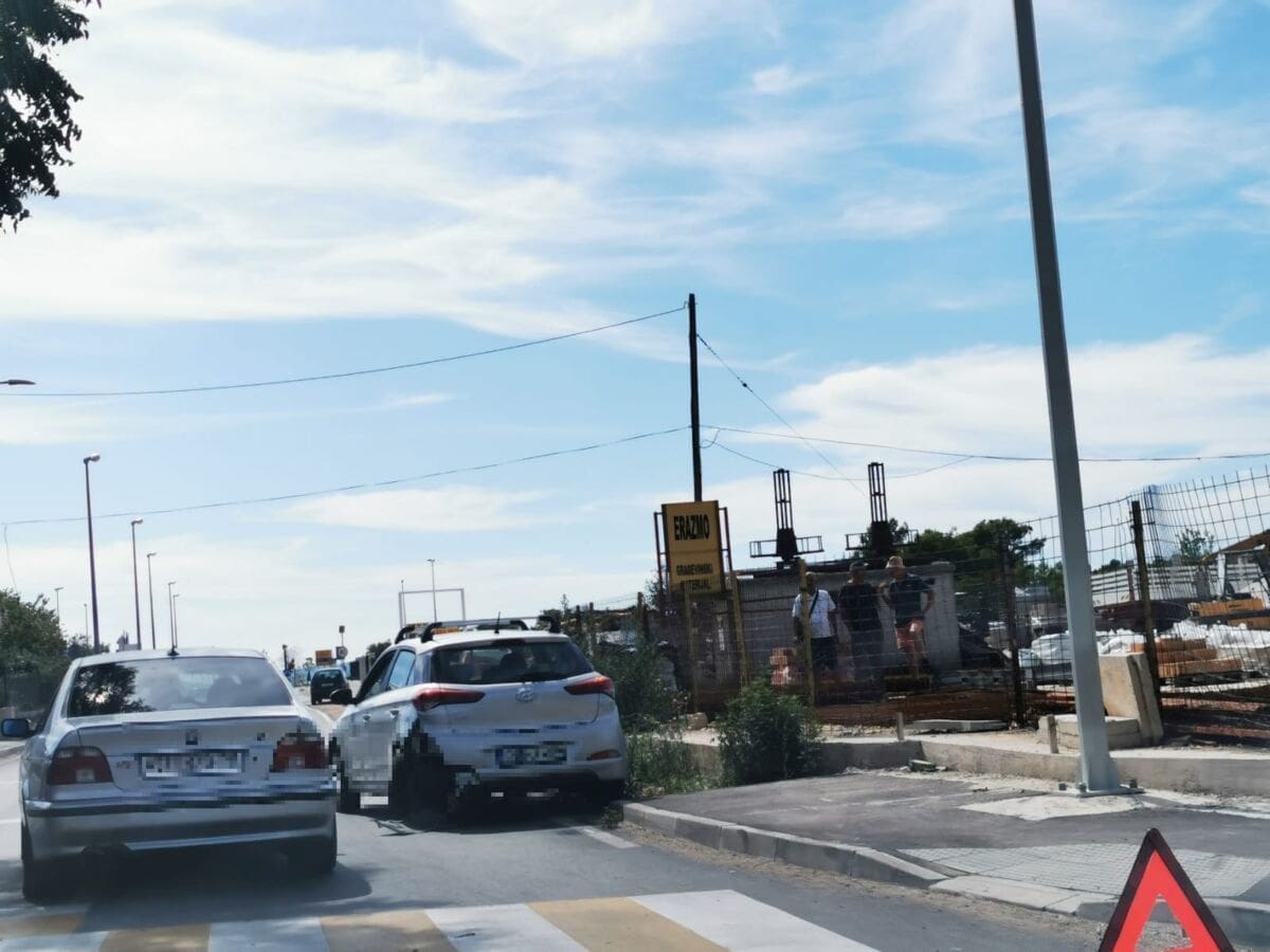 PROMETNA U ŽRNOVNICI Sudar dva vozila, promet teče usporeno