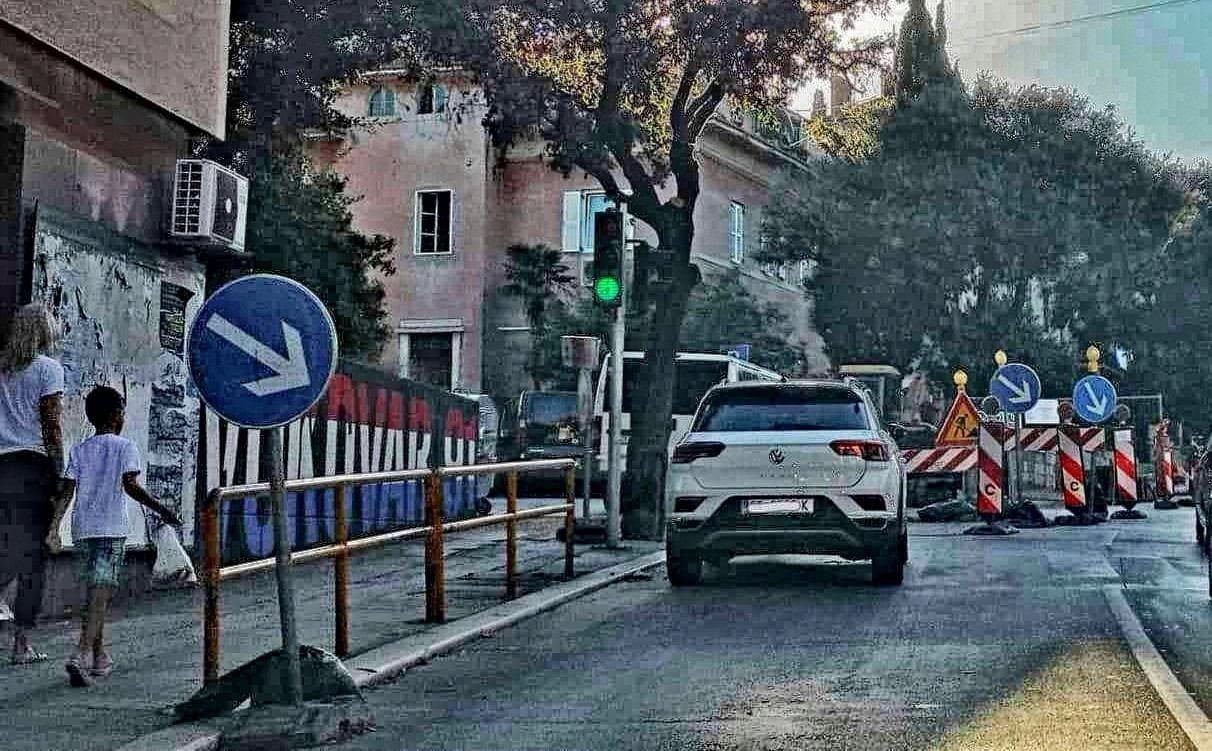 PARKIRAO NA PJEŠAČKI ISPRED ŠKOLE, BLOKIRAO PUT DJECI Da je moguće autom ući u učionicu, ušli bi