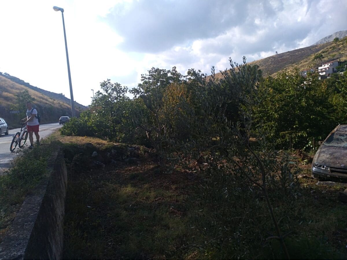 automobil-smokve-zrnovnica-sletio-bez-tablica(1)