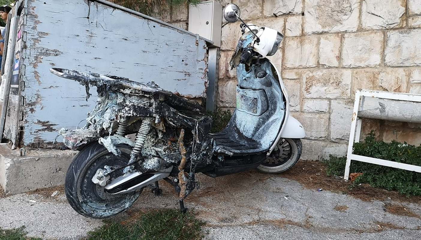 Policija otkrila detalje gorućeg električnog mopeda na Zenti: Spriječeno onečišćenje mora