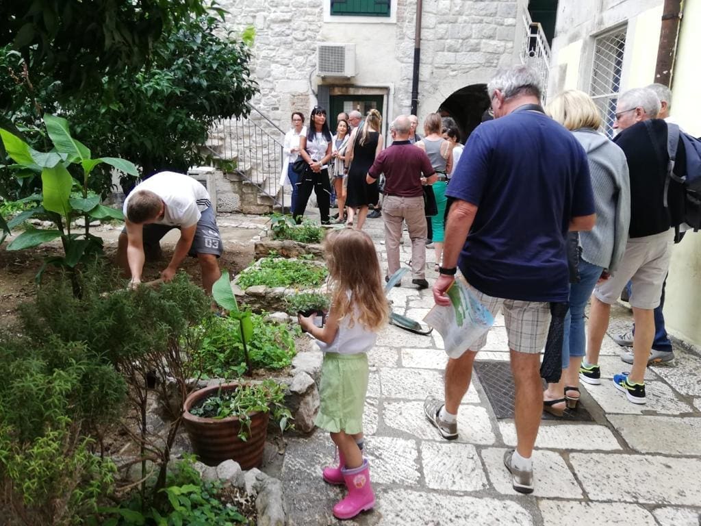 Stanari Dominisove posadili 50 sadnica u getski vrtal: "Ne gledaj što gradske vlasti mogu napraviti za tebe, nego učini nešto za njih"