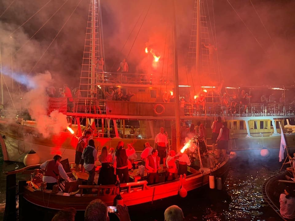 SPEKTAKL U MAKARSKOJ Prepuna riva uživala u pomorskoj bitki između gusara i mletačke flote