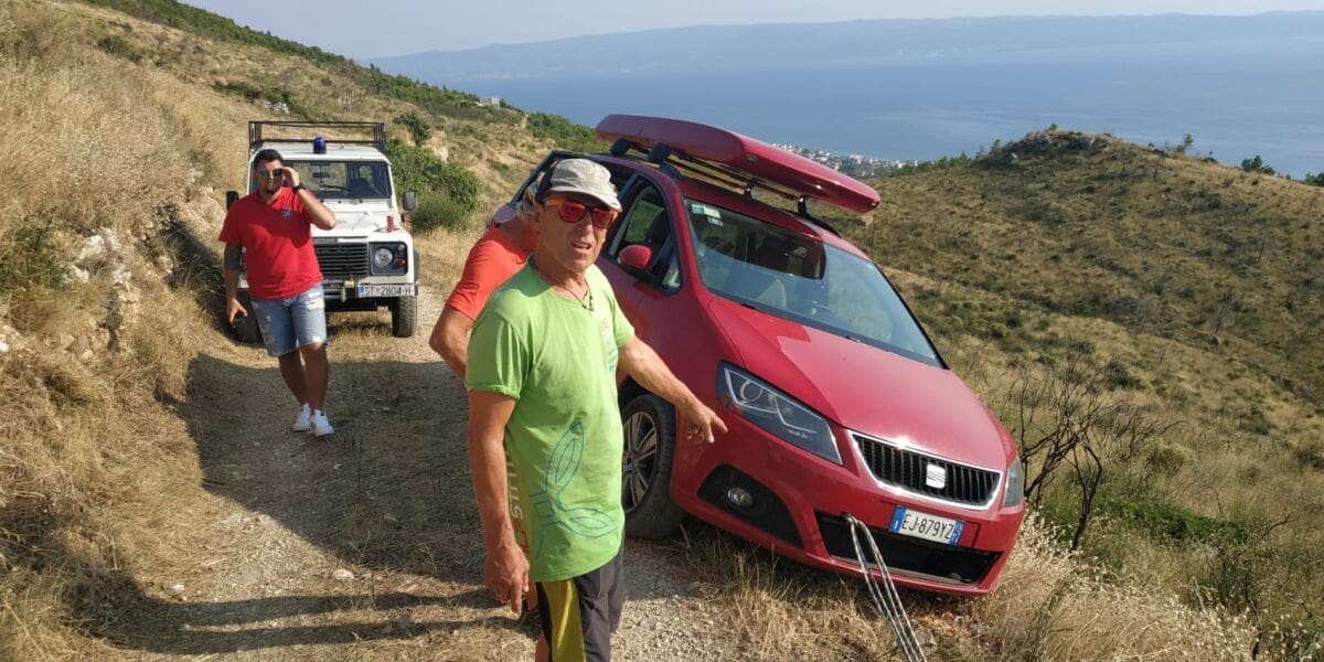 KOMPLICIRANA AKCIJA HGSS-ovci satima izvlačili automobil s ruba provalije: "Doslovno smo padali s nogu od umora"