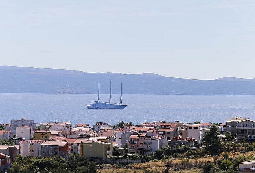 VRIJEDI PREKO 400 MILIJUNA DOLARA Jahta "A" usidrila se pred Splitom