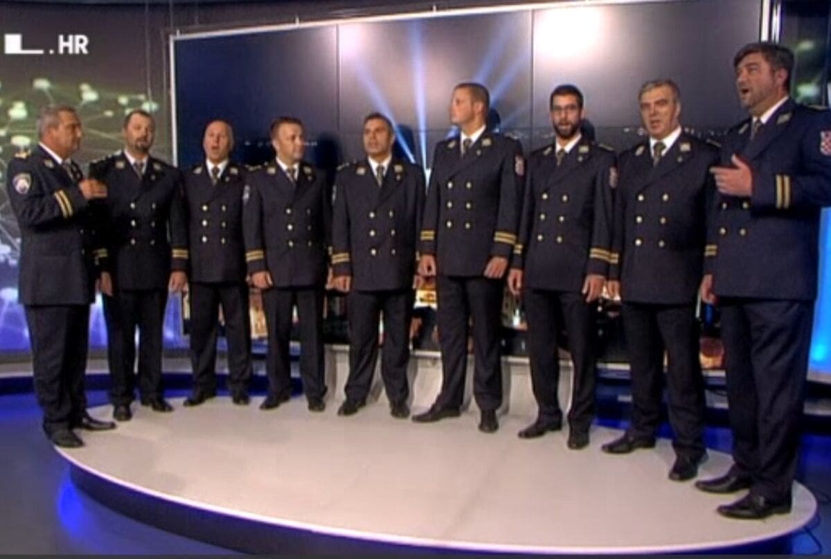 Šprajc u Direkt priveo policijsku klapu Sveti Mihovil: Poslušajte kako u njihovoj izvedbi zvuči hit "Mojoj lijepoj"