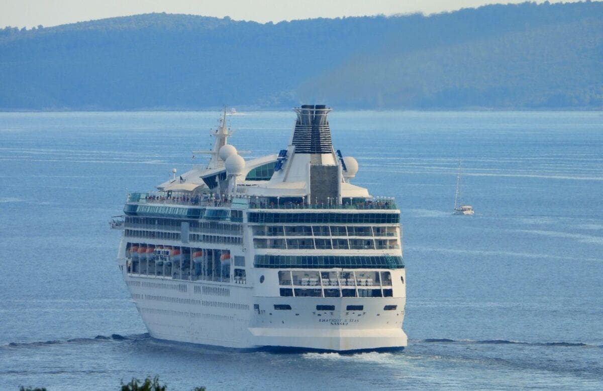 TRAGEDIJA U LUCI GRUŽ Pao s kruzera i poginuo