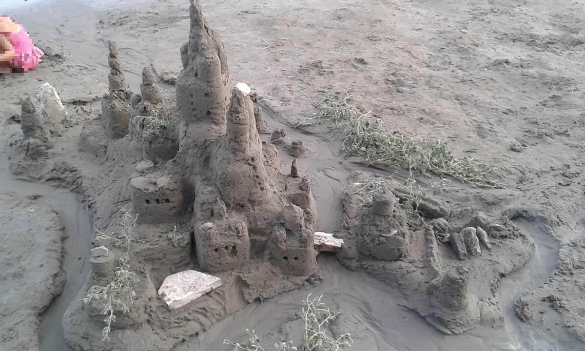 Cijeli dan proveli na Bačvicama gradeći "zamak": Pogledajte umjetničko djelo u pijesku