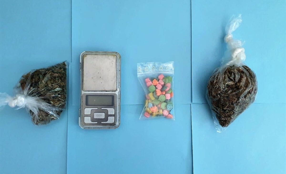 POLICIJA MU UPALA U STAN Pronašli ecstasy, marihuanu, vagu