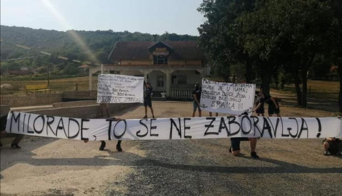 NOVA SITUACIJA U UZDOLJU BBB-i razvili transparente o Pupovcu ispred kafića u kojem su napadnuti gosti