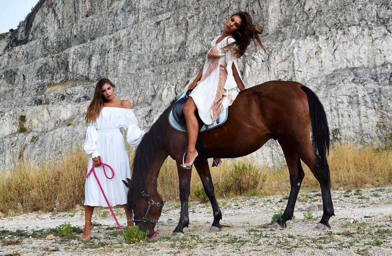 Splitski modni dizajner predstavio novu kampanju: "Ljepotice iz Gata i Žrnovnice koje nisu obične 'vješalice za odjeću', kako propagira modna industrija"