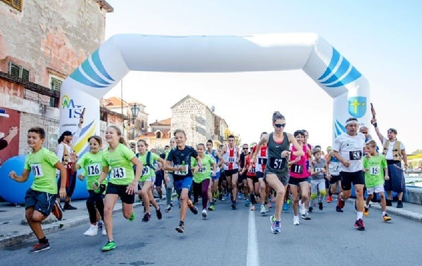 OMIŠKI POLUMARATON KANJONOM RIJEKE CETINE Ako u svoj avanturistički 'portfolio' želite dodati uistinu jedinstvenu utrku, 28. rujna rezervirajte za posjet Omišu