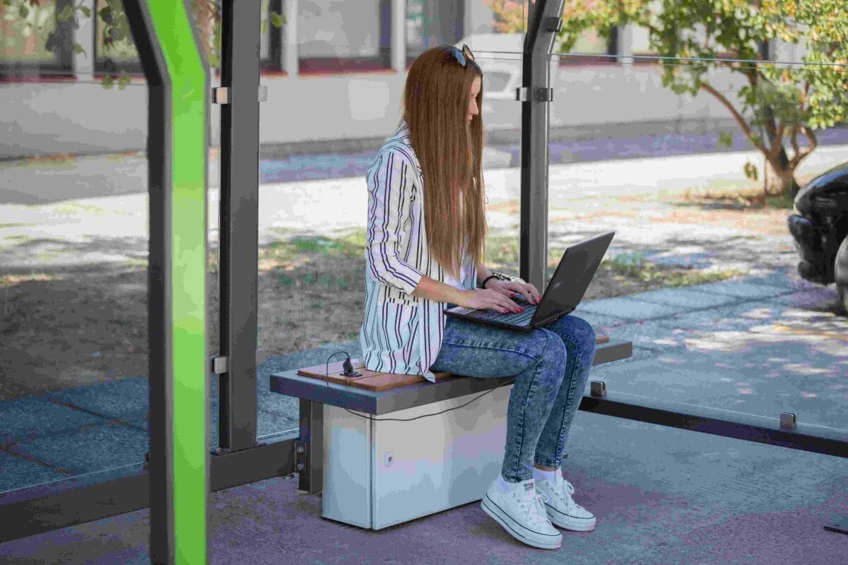 SJAJAN PROIZVOD DOMAĆE PAMETI: U Splitu i Omišu predstavljene pametne autobusne čekaonice: Čekanje autobusa više nikada neće biti dosadno!