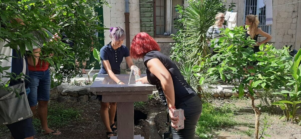 PERFORMANS U GETU Stanari ismijavali komunalne redare i predložili projekt "Hram komunalne gluposti"