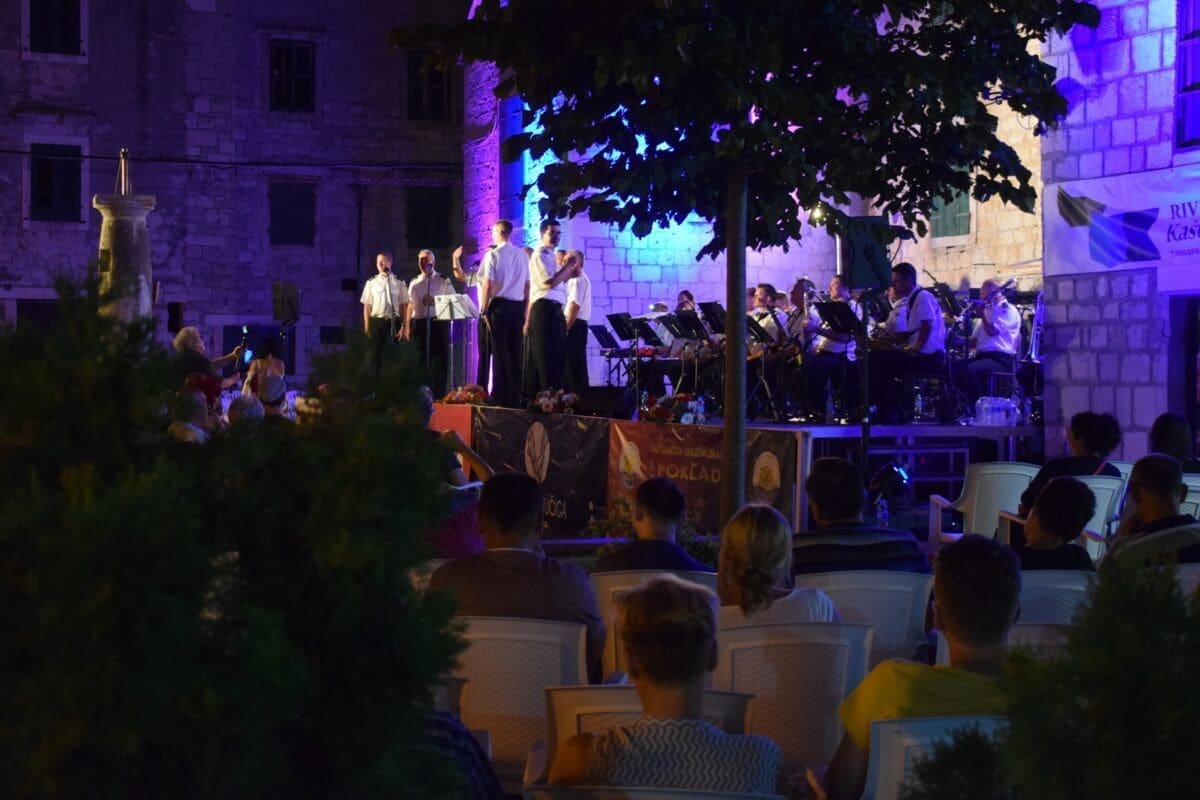Prikupljanje novca za centar "Mir": Održan humanitarni koncert klape "Sveti Juraj" i orkestra HRM-a