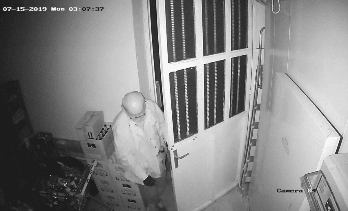 POLICIJA TRAŽI OVOG ČOVJEKA Provalio je u trgovinu i pobjegao s mjesta događaja