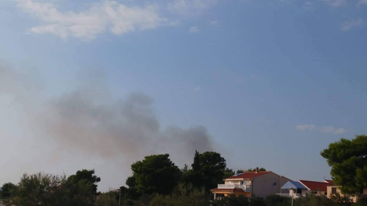 POŽAR U ZALEĐU VODICA Na intervenciji vatrogaci JVP-a Vodice