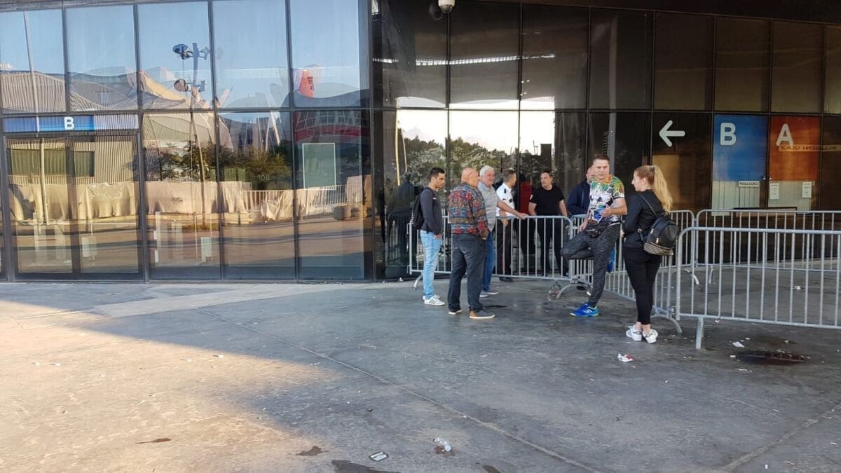 VATRENA GROZNICA Ljudi od ranog jutra čekaju u redu ispred Spaladium Arene, od 12 sati posljednje 2 tisuće ulaznica u prodaji