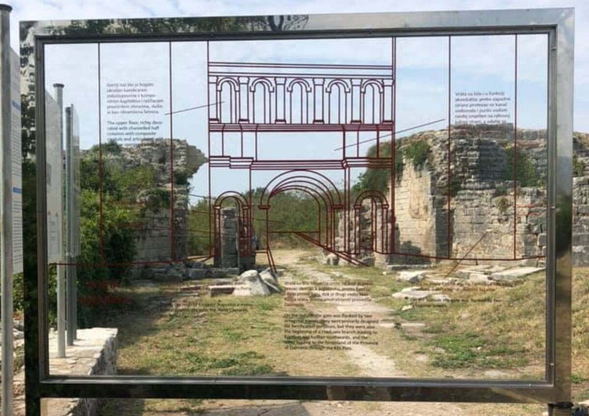 INOVACIJA U SALONI Posjetitelji kroz dvije ploče od kaljenog stakla mogu doživjeti lokalitet u njegovoj punini