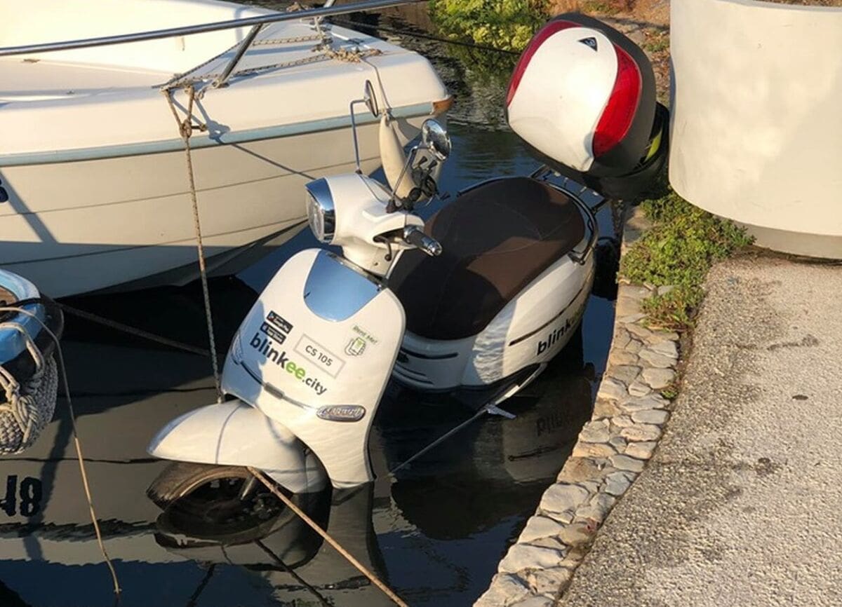 Električni skuter skliznuo u more u lučici Zenta i zapalio se, vatra oštetila dvije brodice