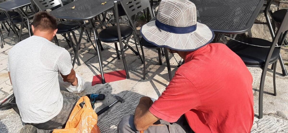 VLASNICI ZADOVOLJNI, ŠIRE SE ŠTEKATI Započelo postavljanje pečata