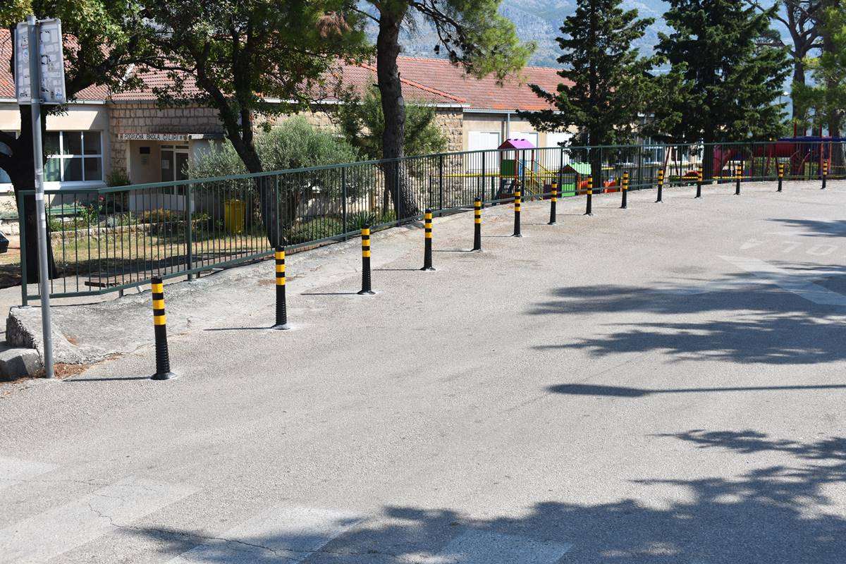 NEMA VIŠE PARKIRANJA NA CESTI Općina postavila zaštitne stupiće