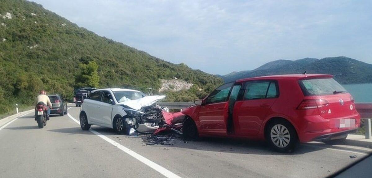 IZVLAČILI IH VATROGASCI U frontalnom sudaru više ozlijeđenih