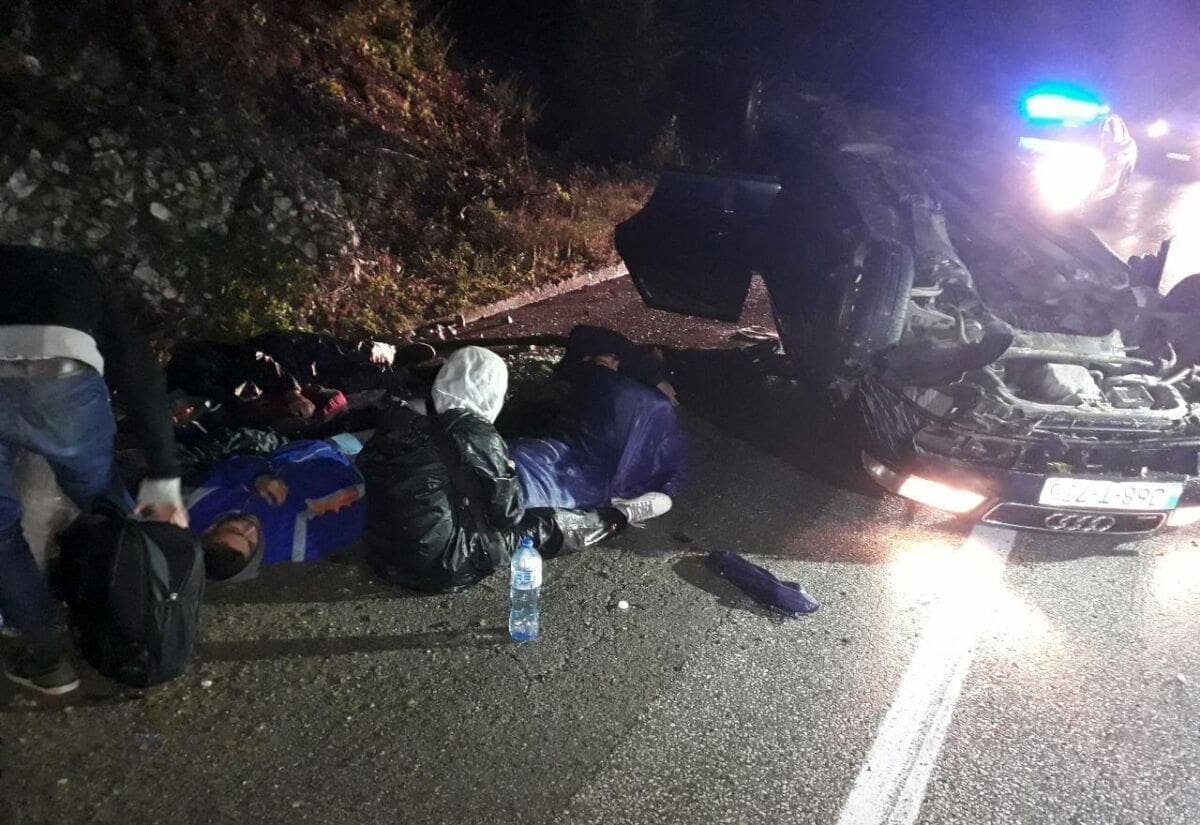 Bizaran slučaj: Policajci se sudarili na granici hvatajući migrante, automobil se prevrnuo na krov
