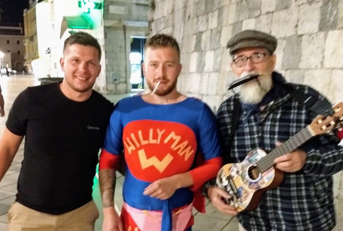 Superheroj mlatio "spolovilom" prolaznike u Marmontovoj